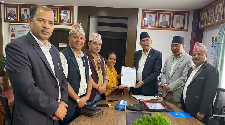 गाउँपालिका महासंघ प्रतिनिधिले भेटे अर्थमन्त्री, कटौती अनुदान निकासा गर्न माग