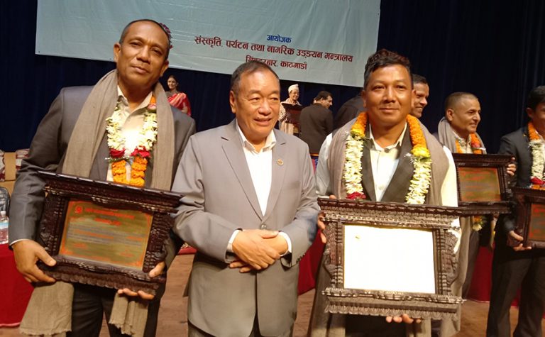 थारू भाषा साहित्यमा योगदान दिने २ श्रष्टा प्रादेशिक प्रतिभा पुरस्कारबाट सम्‍मानित