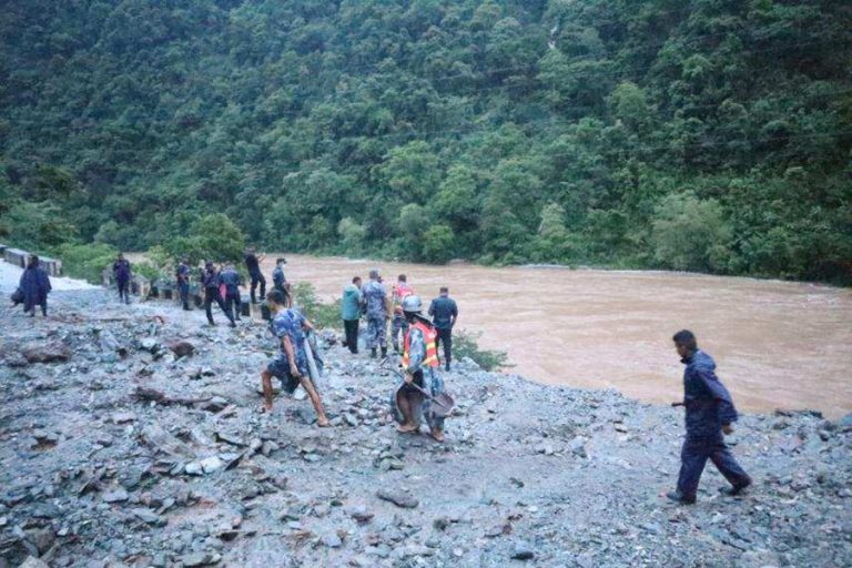 पहिरोमा परेर बेपत्ता भएका आफन्त खोज्न आएकाहरूलाई चितवनका होटलले नि:शुल्क खाना खुवाउने