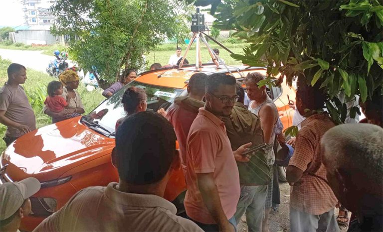 रेलमार्गको सर्भे गर्न आएको कम्पनीको गाडीमा चितवनका स्थानीयले गरे आगजनी