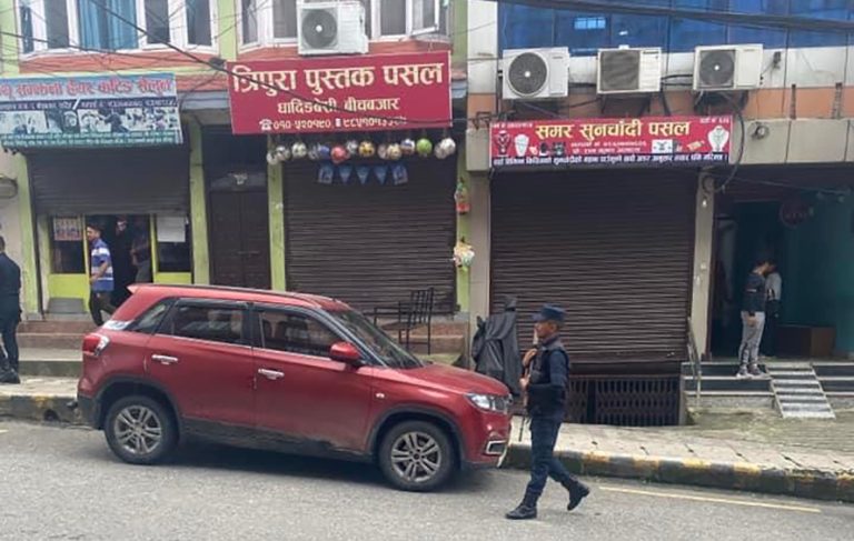 धादिङमा अज्ञात व्यक्तिले कारमा सुटकेश छाडेर हिँडेपछि…