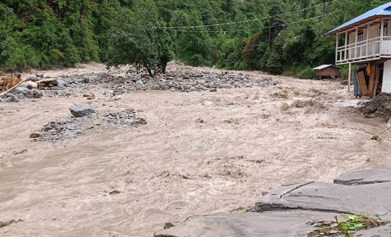मकवानपुरको भीमफेदीमा बाढीले बागमती खोला पुलमा क्षति