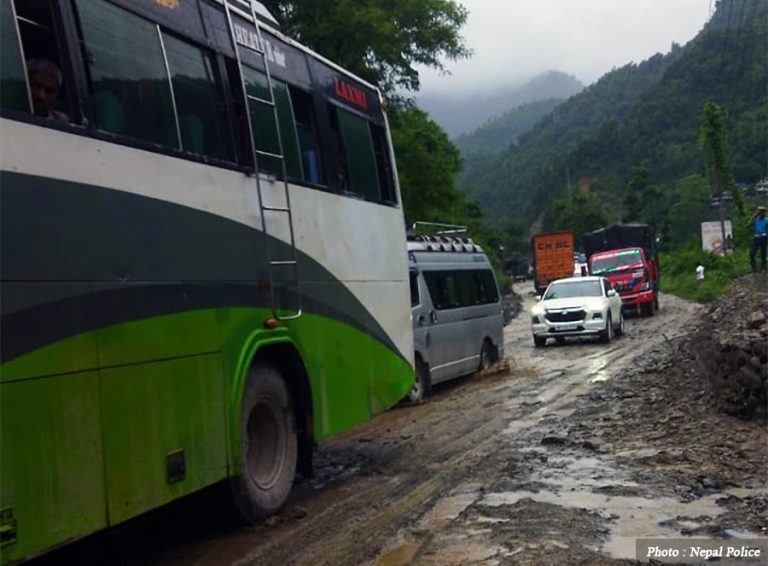 अपडेट : फिस्लिङको पहिरो हटाइयो, राजमार्ग सञ्चालन