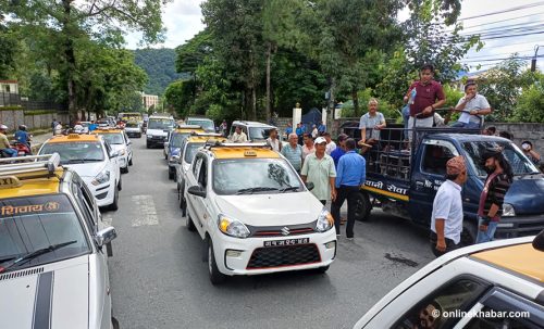राइड सेयरिङ सेवा दर्ता गरे गाडी थन्क्याएर आन्दोलन गर्ने यातायात व्यवसायीको चेतावनी