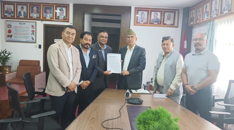 होटल व्यवसायीले भेटे अर्थमन्त्री, विमानस्थलहरू पूर्ण क्षमतामा सञ्चालन गर्न माग