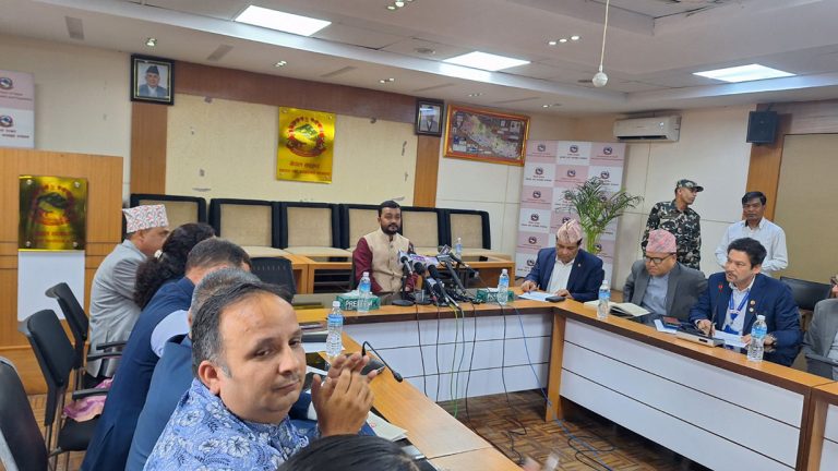 पत्रकार सम्मेलनमा निरीह देखिए स्वास्थ्यमन्त्री