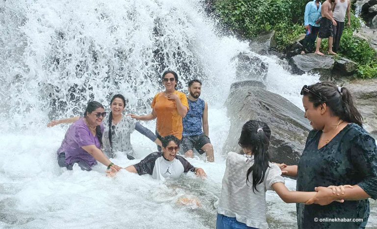मनै लोभ्याउने भांगे झरना (तस्वीरहरु)