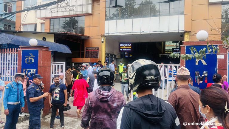सौर्य एयरका घाइते पाइलटको मेरुदण्डको अपरेशन गरिँदै