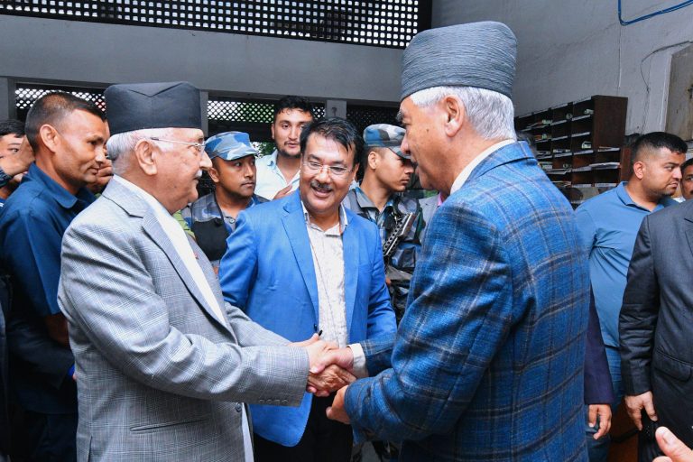 कांग्रेस मुख्यालयमा पुगे ओली (तस्वीरहरू)