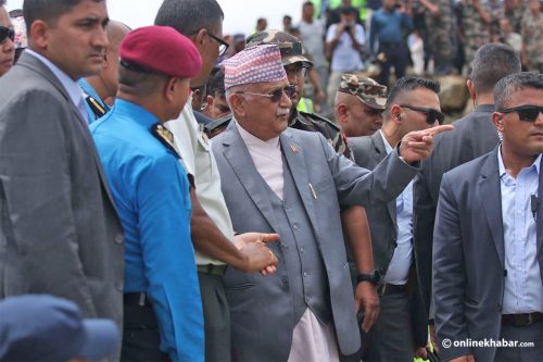 विमान दुर्घटनास्थल निरीक्षणमा पुगे प्रधानमन्त्री ओली