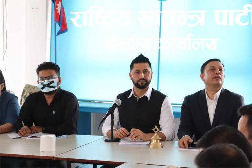 मुकुलले खुस्काएको राजनीतिको चुकुल
