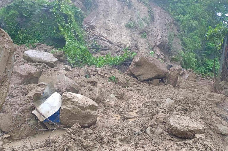 ओखलढुंगामा पहिरोले ५ परिवार विस्थापित, २३ परिवार जोखिममा