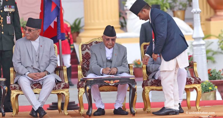 प्रधानमन्त्री ओलीको शपथमा प्रचण्डको बेचैनी