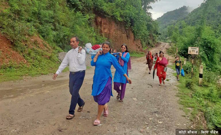 स्वास्थ्यकर्मीले सुत्केरीलाई बोकेर घरै पुर्‍याइदिए