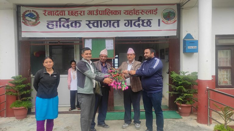 बाँदर धपाउन गाउँपालिकाले किसानलाई दियो गुलेली र मट्यांग्रा