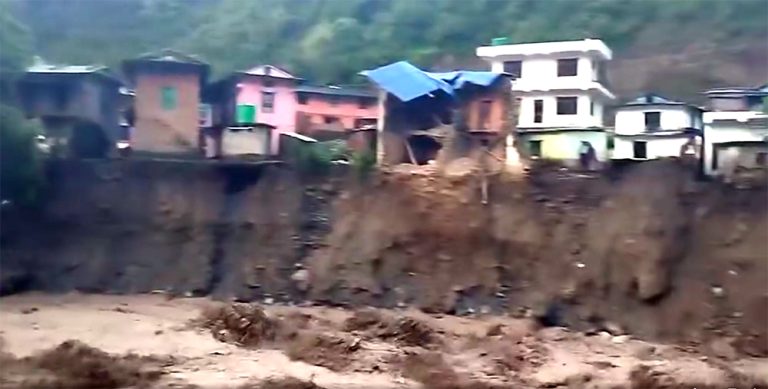 अपडेट : रुकुमपश्चिममा बाढीले घर बगाउँदा ३ बालिकाको मृत्यु, १ वेपत्ता