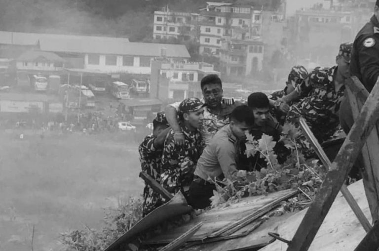 विमान दुर्घटनापछि उद्धारमा खटिएका ५ प्रहरी पुरस्कृत