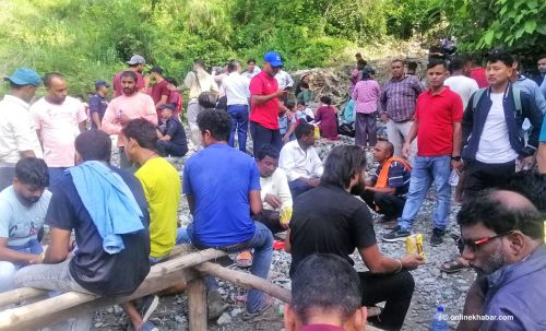 आफन्तको आक्रोश : बाँसका भाटाले खोजेर बस भेटिन्छ ?