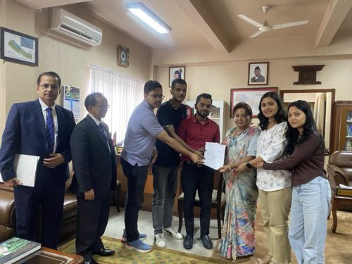 फर्किएका विद्यार्थीको परराष्ट्रमन्त्रीसँग आग्रह : बंगलादेशमा रहेका साथीहरुको सुरक्षा होस्