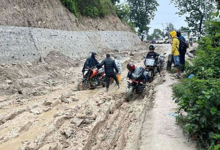 धुलिखेल-खावा सडकमा टिपर चलाउन रोक