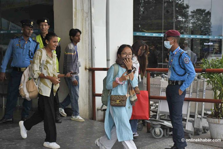 बंगलादेशबाट काठमाडौं फर्किए नेपाली विद्यार्थी (तस्वीरहरू)