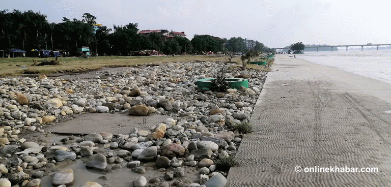 बाढीले बिगार्‍यो नारायणी किनारको सौन्दर्य
