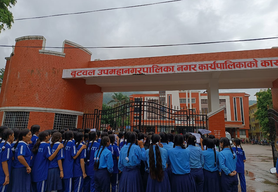छात्रालाई सेनिटरी प्याड माग गर्दै बुटवल उपमहानगर घेराउ