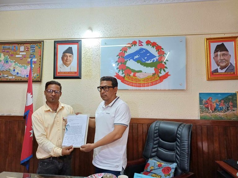 ट्याक्सी व्यवसायीलाई मन्त्री मनाङेको जवाफ : २४ घण्टामा अलिअलि रक्सी खान्छु, सुत्छु