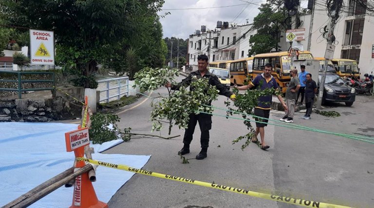 धोबीखोला पुल चर्किएपछि आउजाउ बन्द