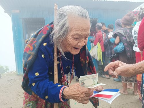 बारपाक सुलिकोटमा ज्येष्ठ नागरिकलाई घरमै सामाजिक सुरक्षा भत्ता