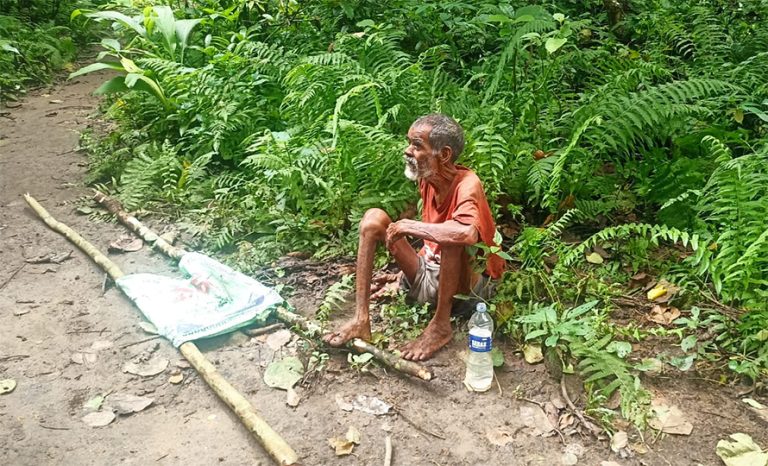 चारकोसे झाडीमा कसले छाड्यो जामुनलाललाई ?