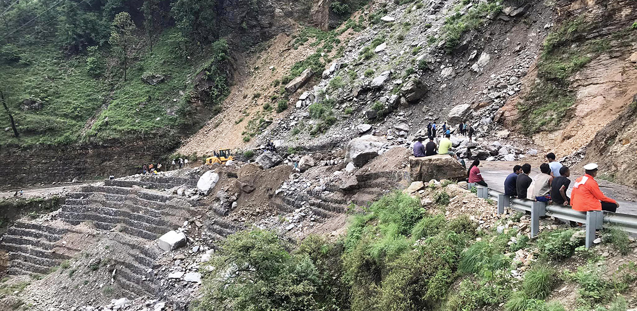 पहिरोका कारण कर्णालीका तीन राजमार्ग अवरुद्ध