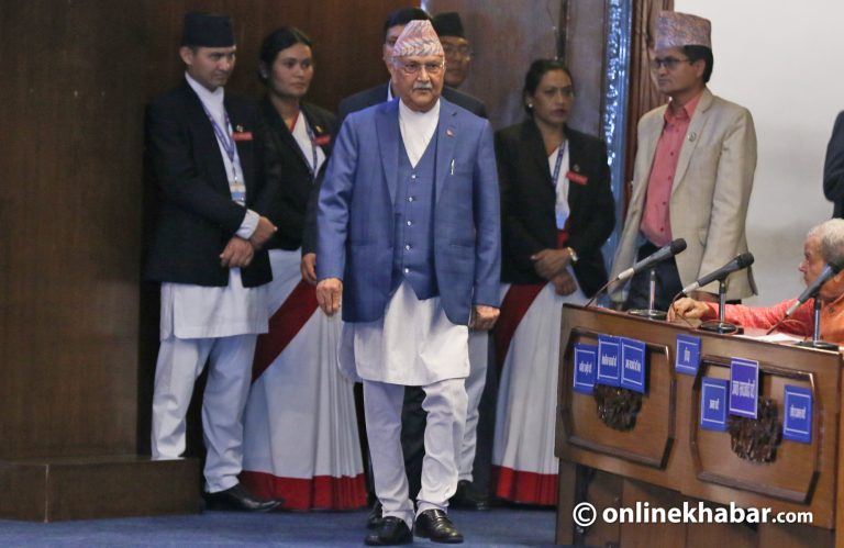 यसकारण पछि हटे ओली