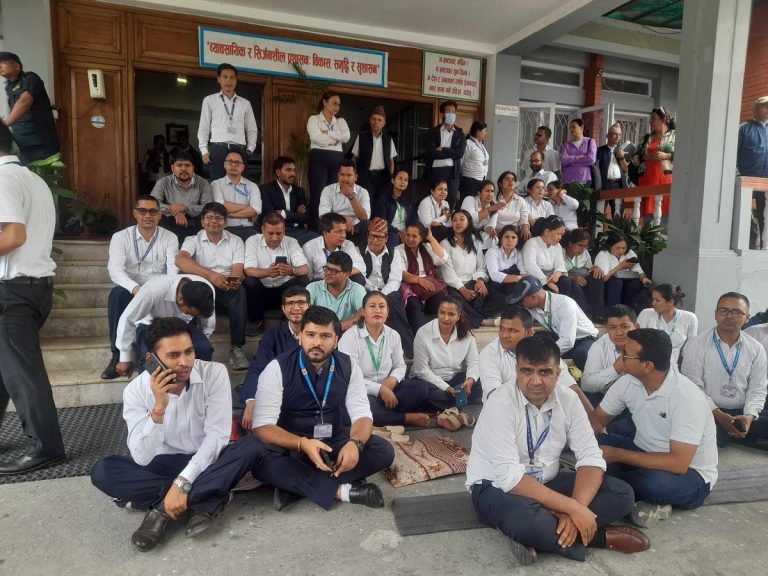 मन्त्रालयमा नयाँ कृषिमन्त्री पुग्नुअघि कर्मचारीको धर्ना