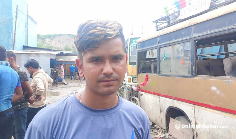 प्रत्यक्षदर्शी भन्छन् : जहाज कन्टेनरमा ठोक्किएर दुई टुक्रा भयो