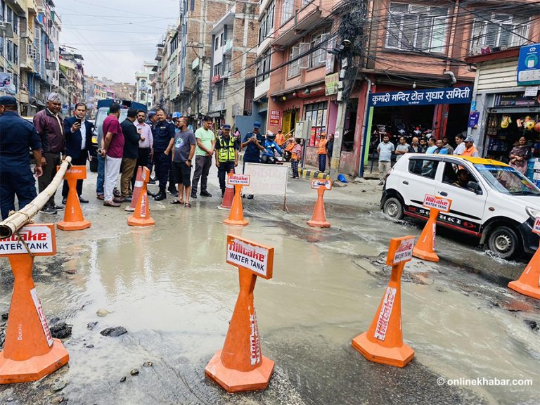 सोह्रखुट्टे सडकमा खाल्डो पर्दा यातायात प्रभावित