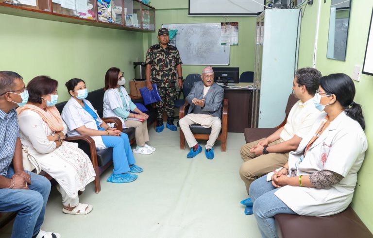घाइते पाइलटको स्वास्थ्य अवस्था बुझ्न प्रधानमन्त्री पुगे अस्पताल