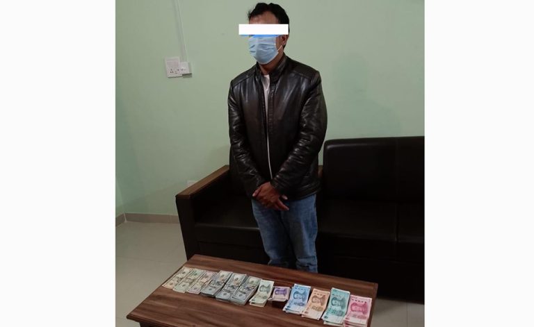 ३० हजार अमेरिकी डलरसहित एक जना पक्राउ