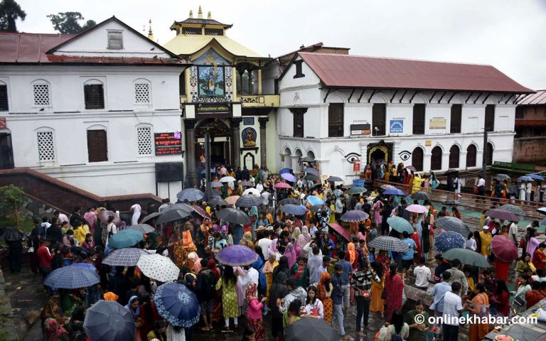 आज साउनको पहिलो सोमबार, पशुपतिमा घुइँचो (फोटो फिचर)