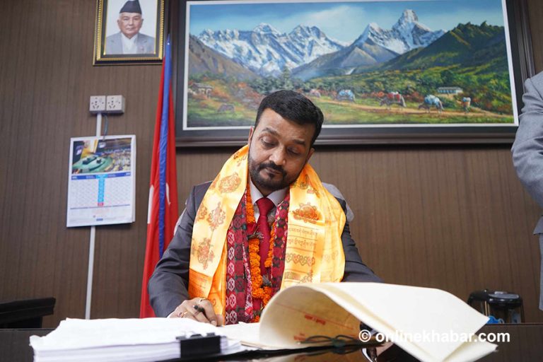खानेपानीमन्त्री यादवले गरे पदभार ग्रहण