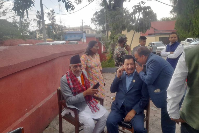 आन्दोलनरत कर्मचारीको कुरा सुनेर क्यान्टिनतिर लागे कृषिमन्त्री