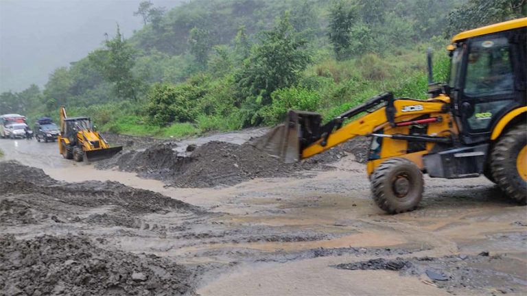 सडकको अवस्था बुझेर मात्रै यात्रा गर्न प्रहरीको अनुरोध