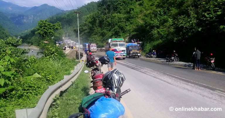 नारायणगढ–मुग्लिन सडकखण्डको सिमलतालबाट मिनी ट्रक खस्यो