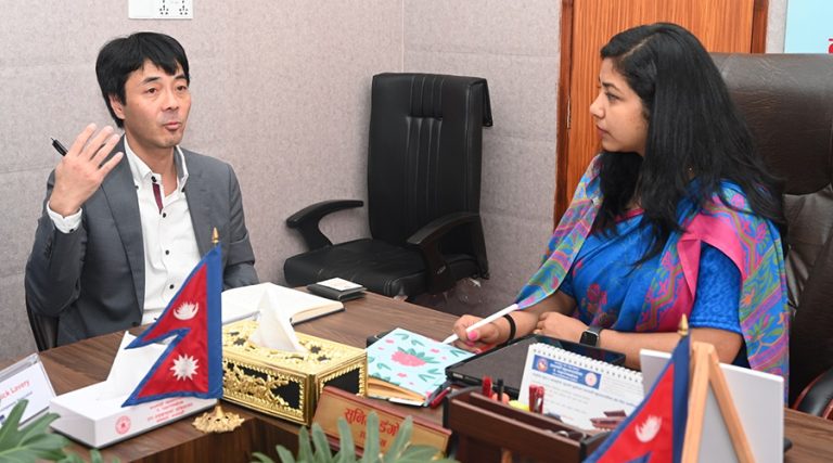 सुनिता डंगोलले भेटिन् एडीबी प्रतिनिधि, फोहोर व्यवस्थापनबारे छलफल 