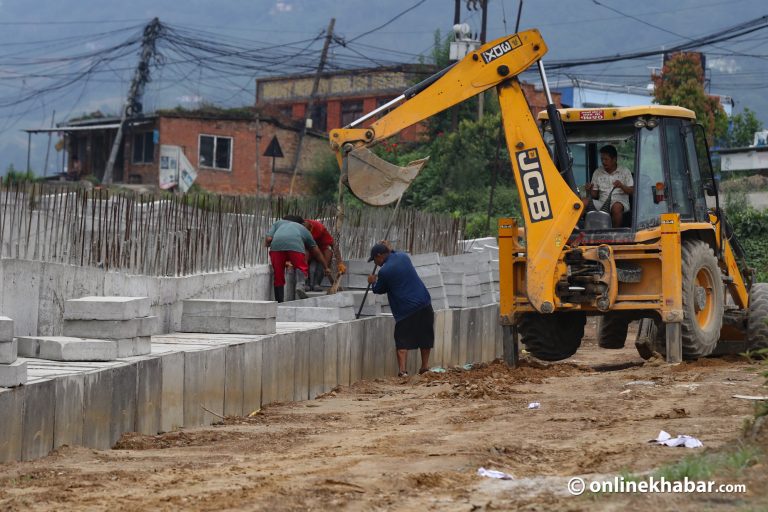 सरकारको आम्दानी र खर्चबीच डेढ खर्बको खाडल
