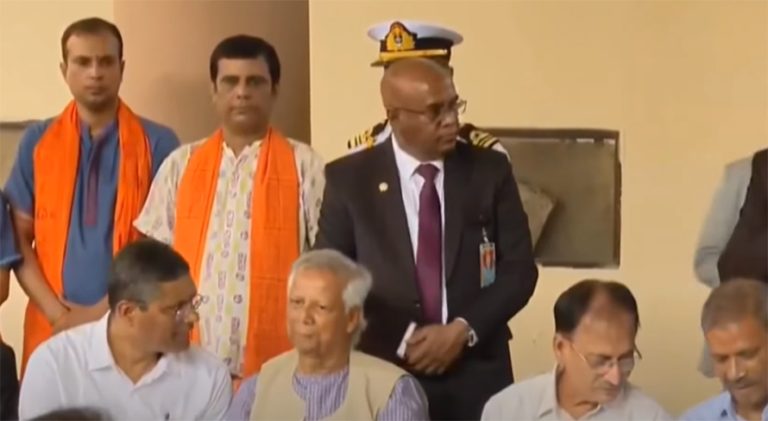 बंगलादेशमा धार्मिक तनाव रोक्न मन्दिर पुगे युनुस