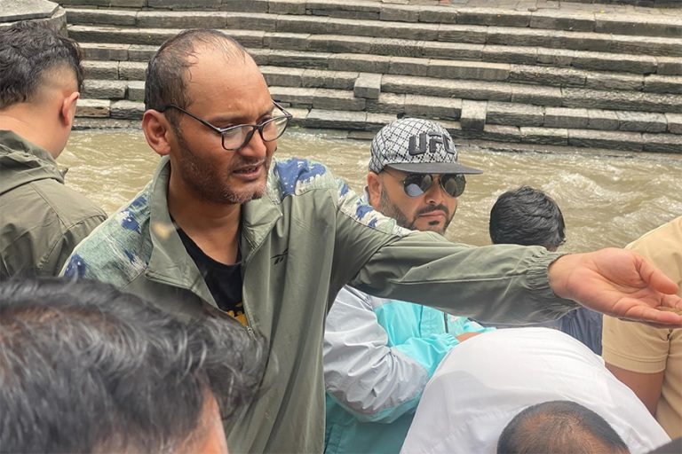 विपिनले दिए आमालाई दागबत्ती (तस्वीर)