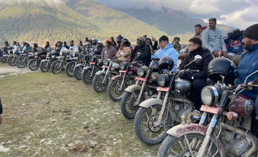 भोलि र पर्सि मनसुन बुलेट राइड हुँदै