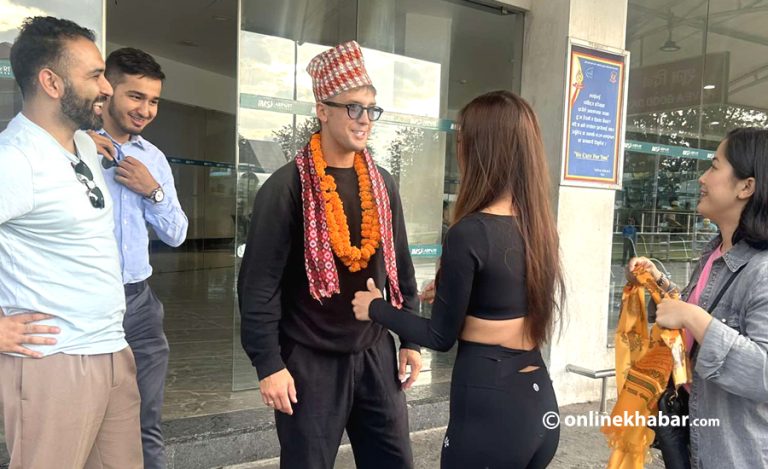 नेपाली फिल्म खेल्न काठमाडौं आइपुगे नेटफ्लिक्स स्टार जेमी बेकन