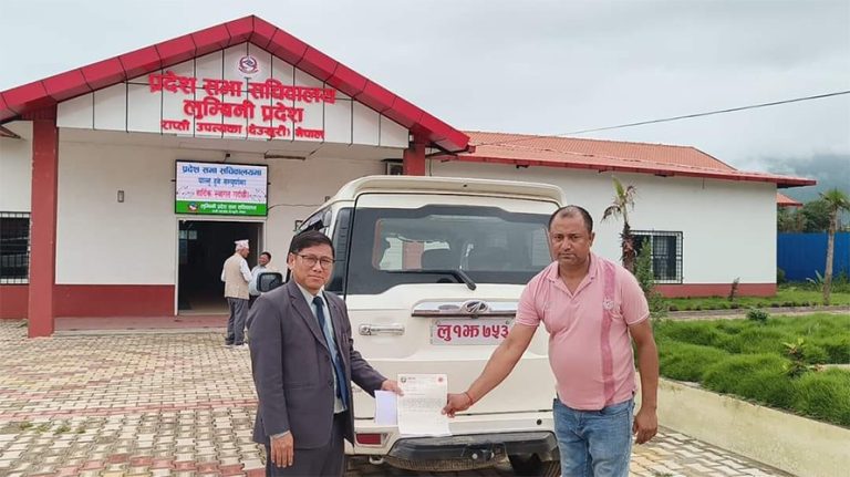 लुम्बिनीका पूर्व मुख्यमन्त्री गिरीले फिर्ता गरे गाडी